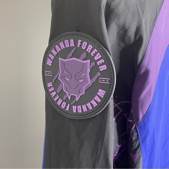Her Universe Black Panther windbreaker hooded NWT medium - Picture 7 of 8